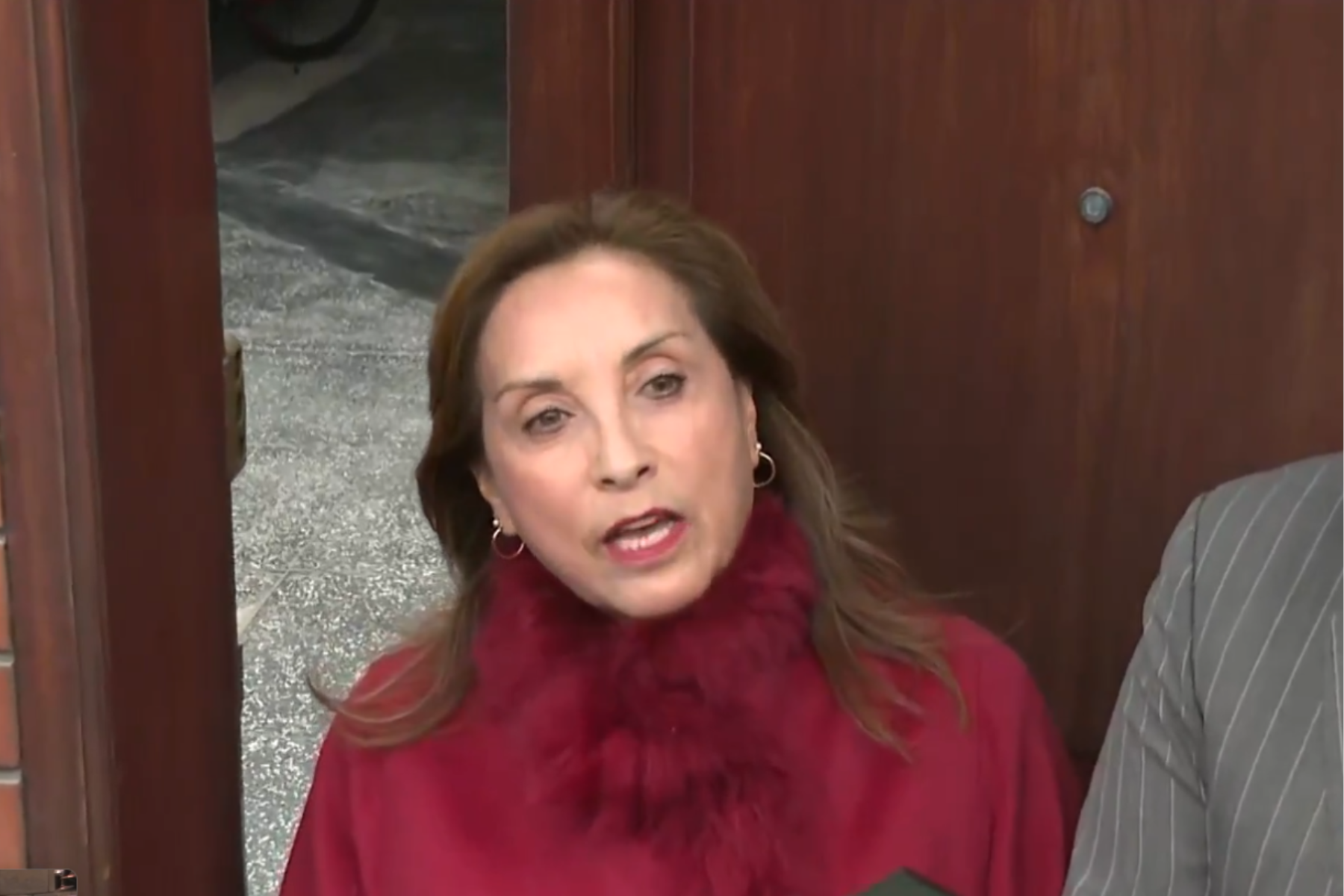 Dina Boluarte reapareció desde su vivienda tras ser vacada