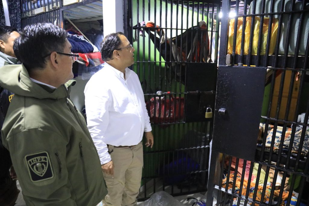 Ministro de Justicia supervisando la requisa del penal