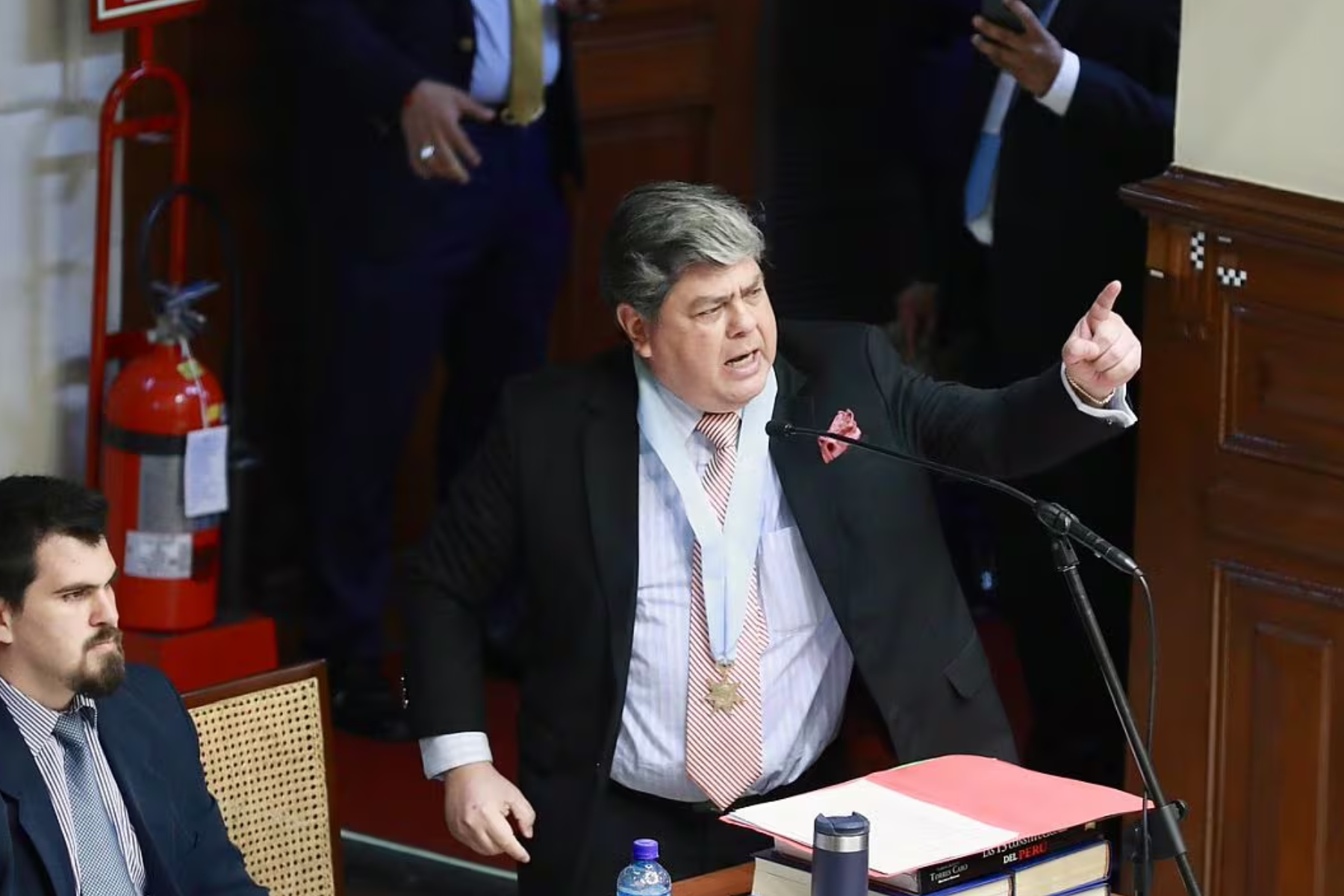 Abogado es retirado