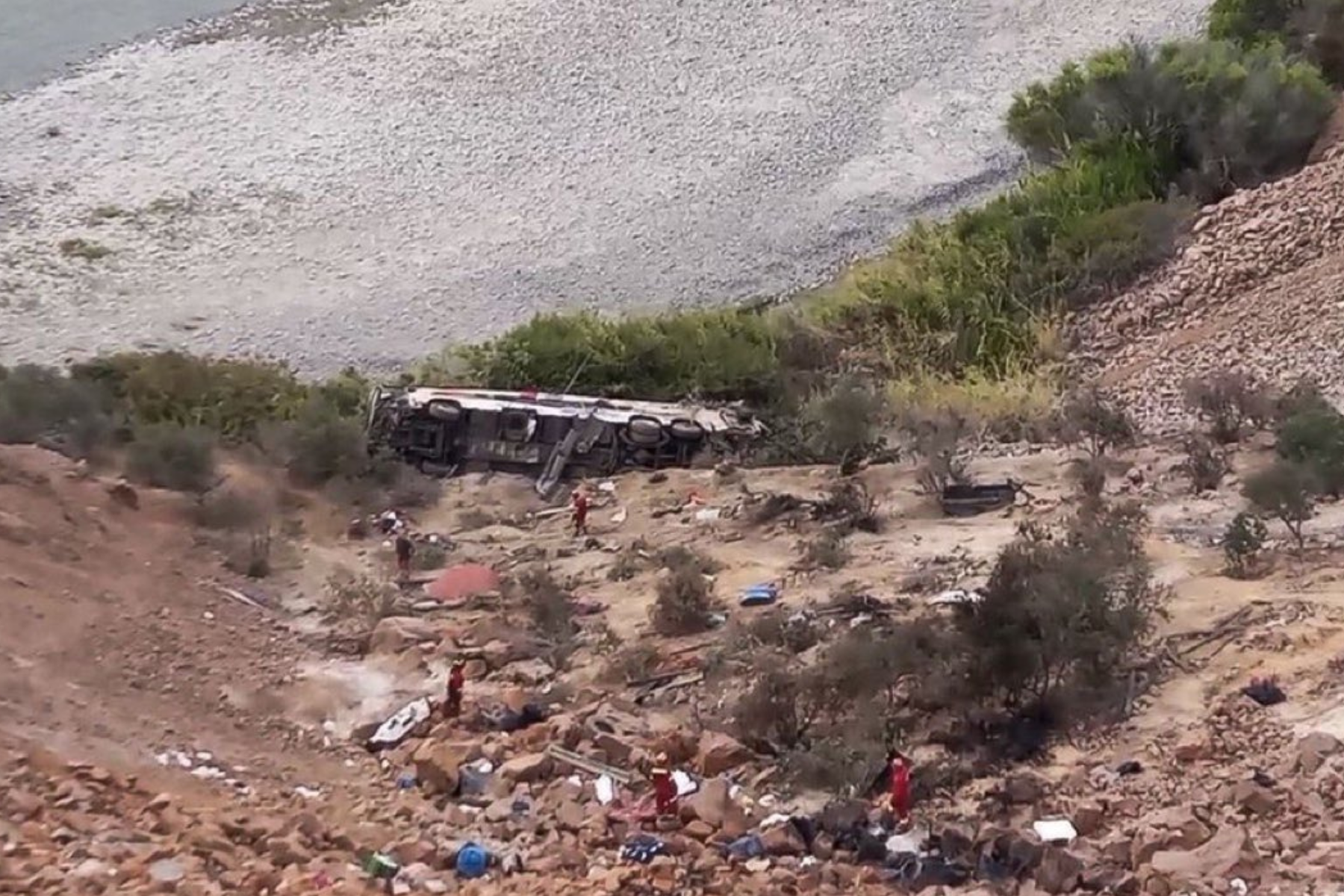Bus cae a barranco con más de 40 pasajeros.