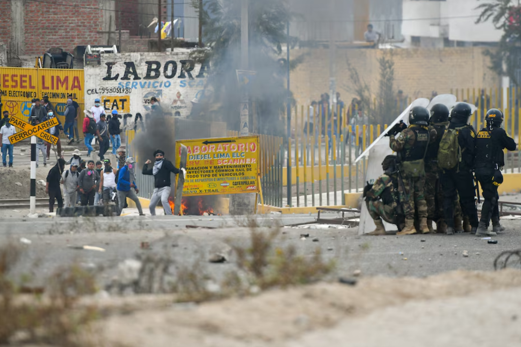 Ley busca librar de responsabilidades de manifestantes a policías y militares.