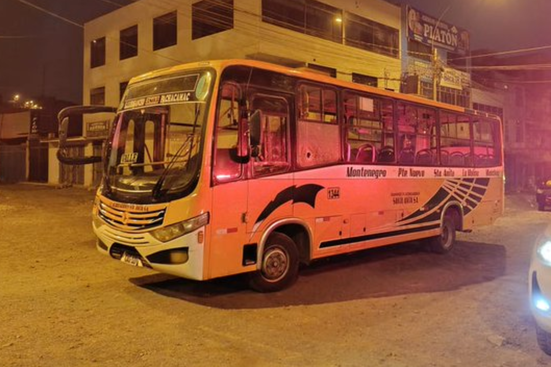 Atacan bus en Huarochirí.