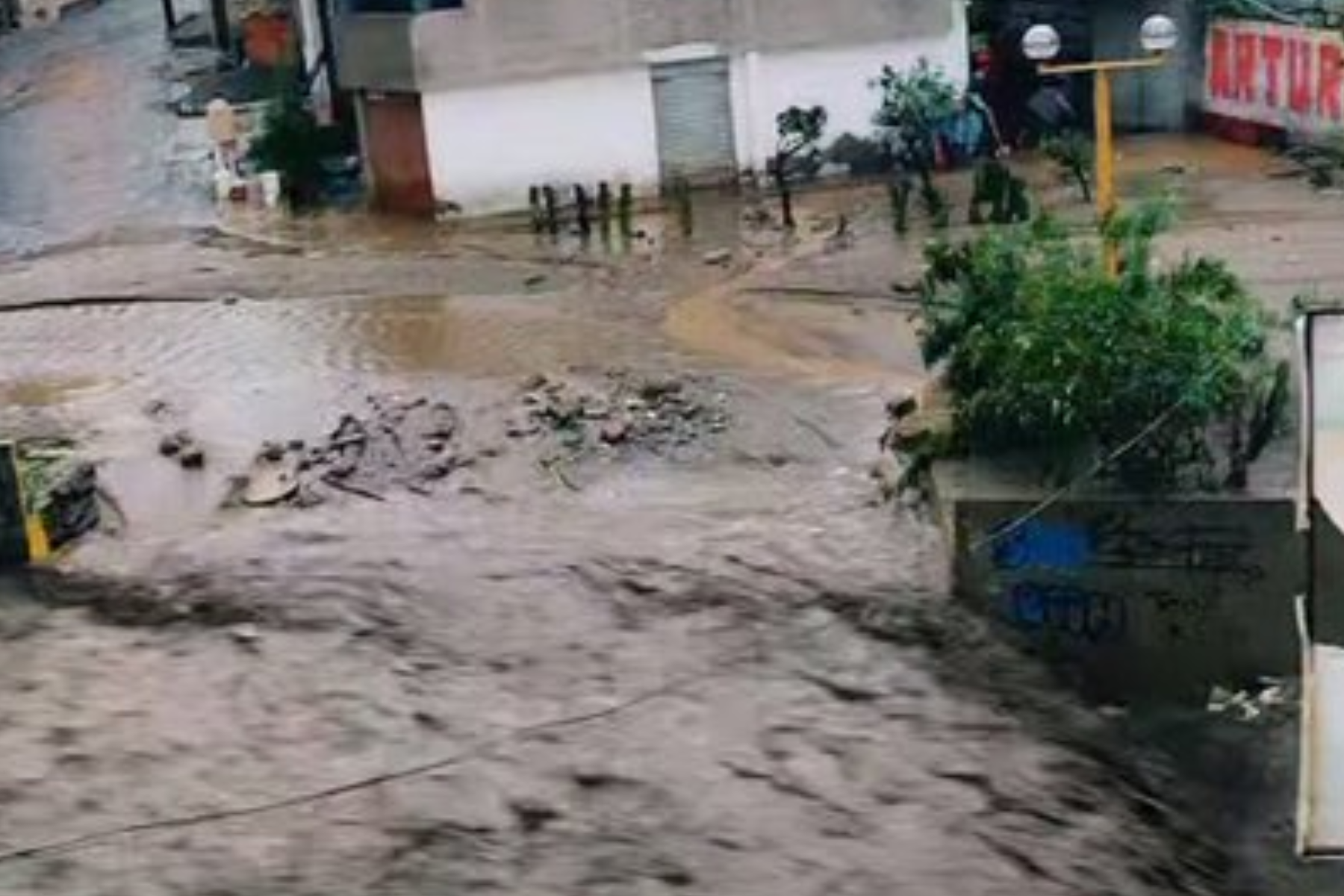 Huaico en Arequipa deja viviendas destrozadas.