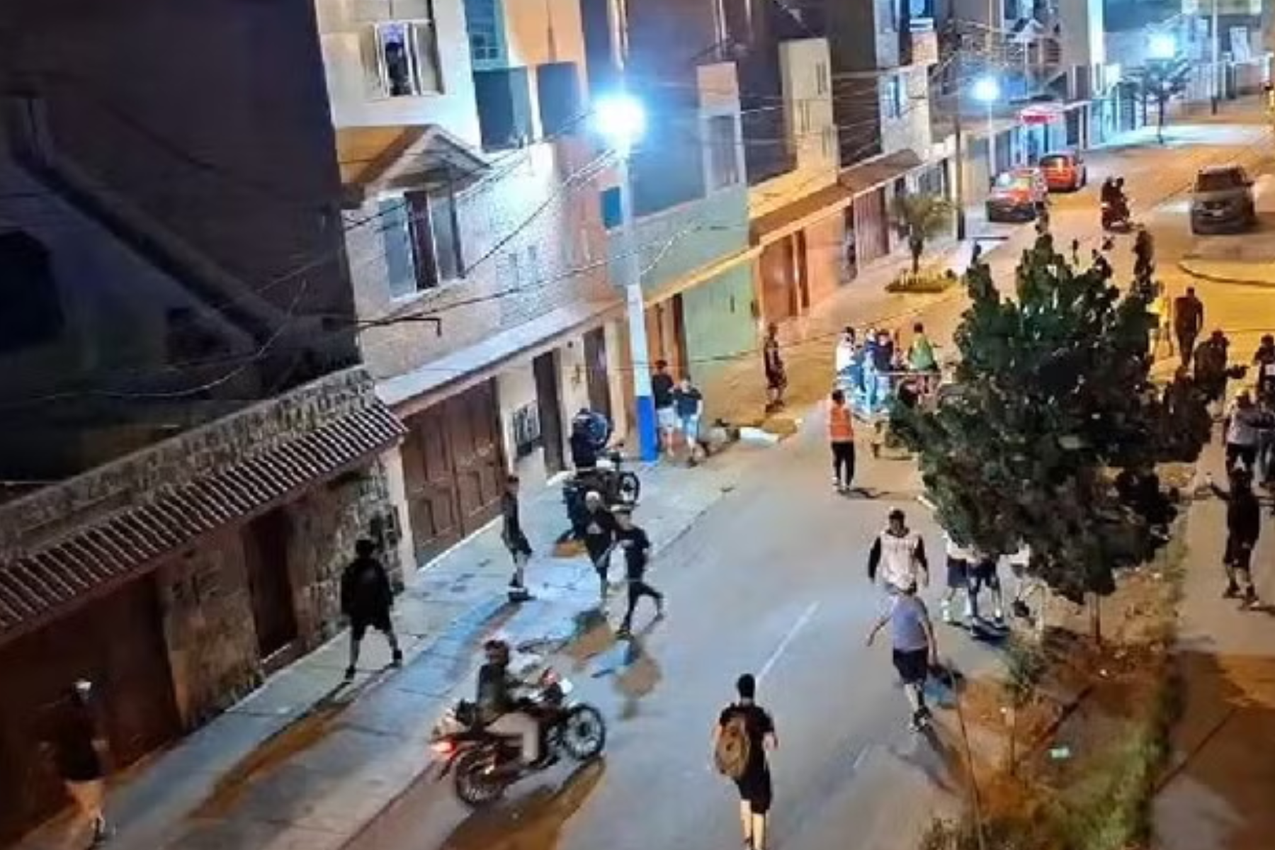Pelea de hinchas deja más de 10 heridos.