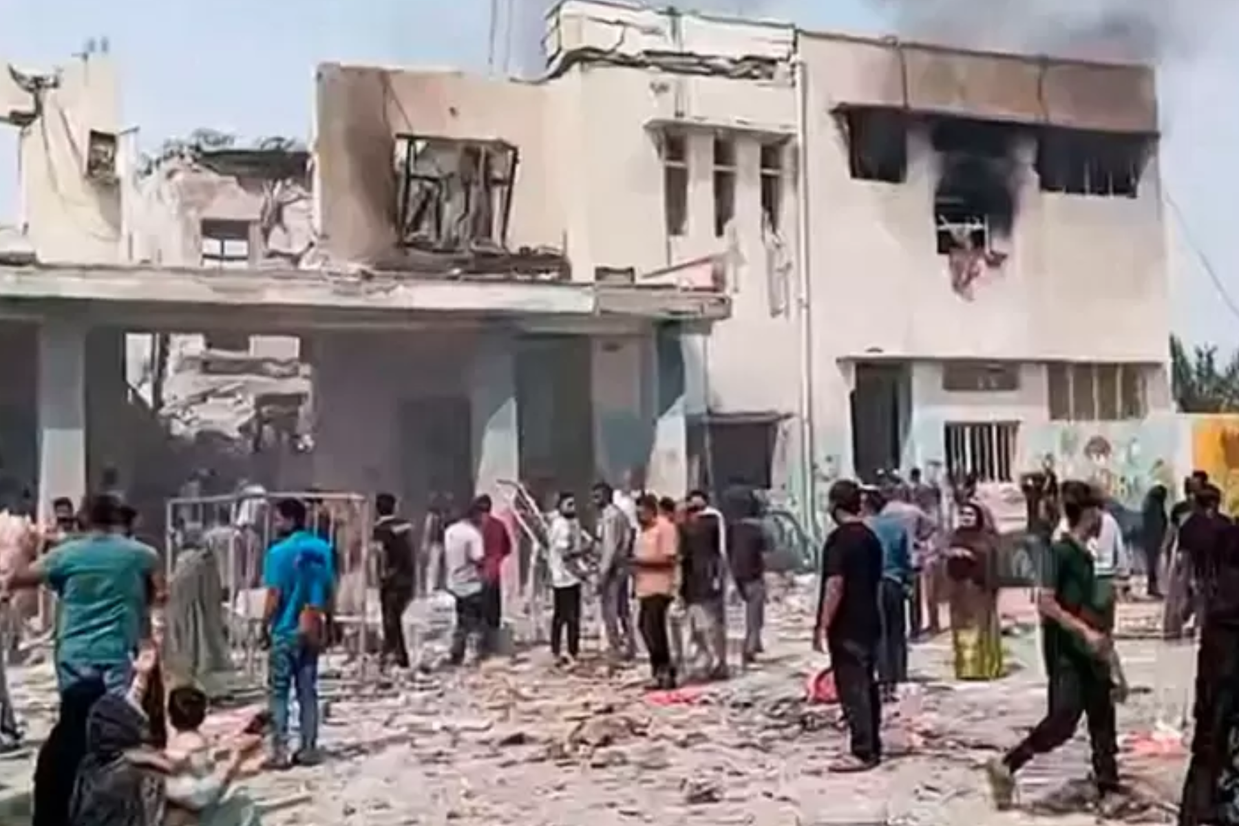 Más de 20 niñas pierden la vida por bombardeo.