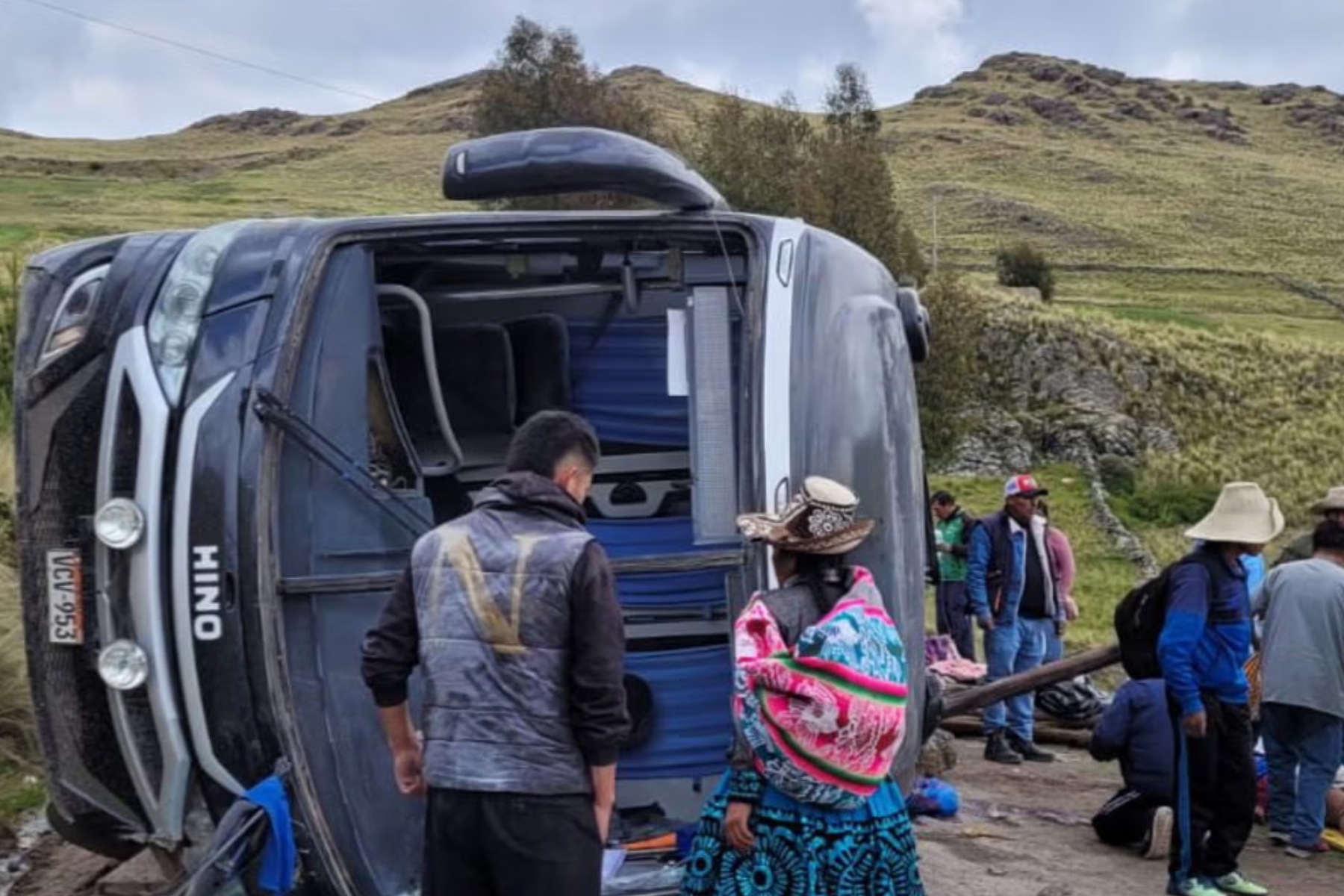 Mujer de la tercera edad pierde la vida tras volcarse el auto donde encontraban.