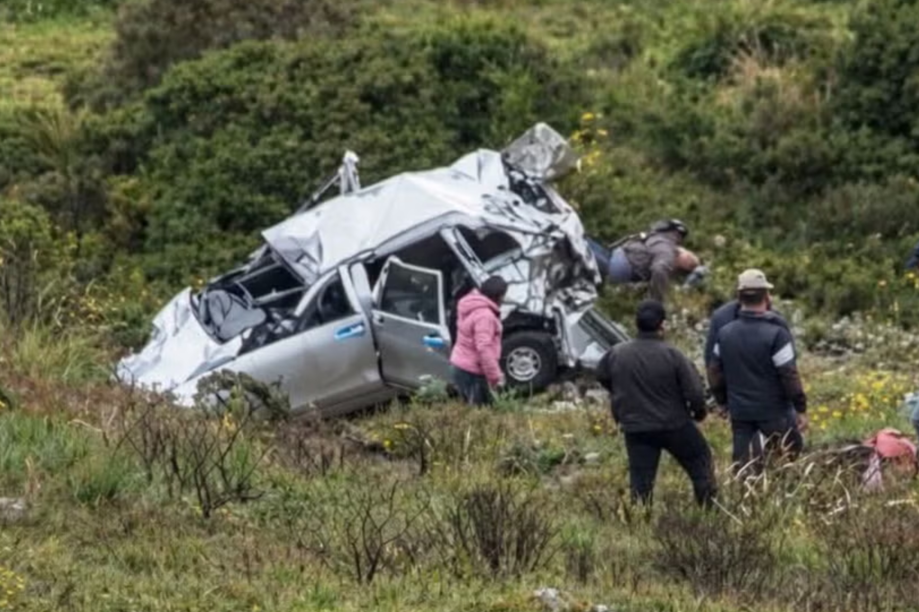En Huancavelica, accidente en minivan deja a 8 docentes heridos y un fallecido.