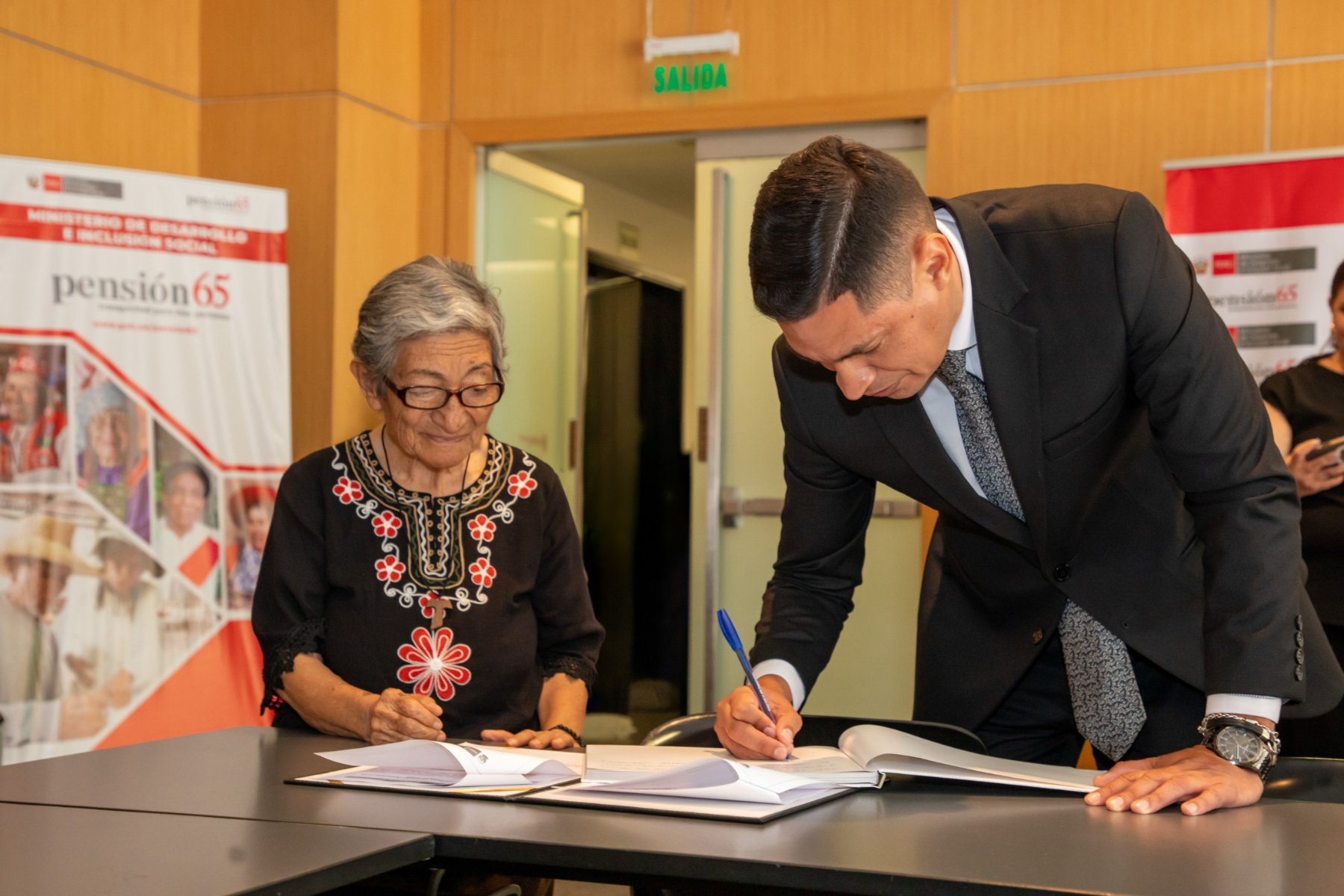 Pensión 65 impulsa servicios integrales para mejorar la calidad de vida de adultos mayores.