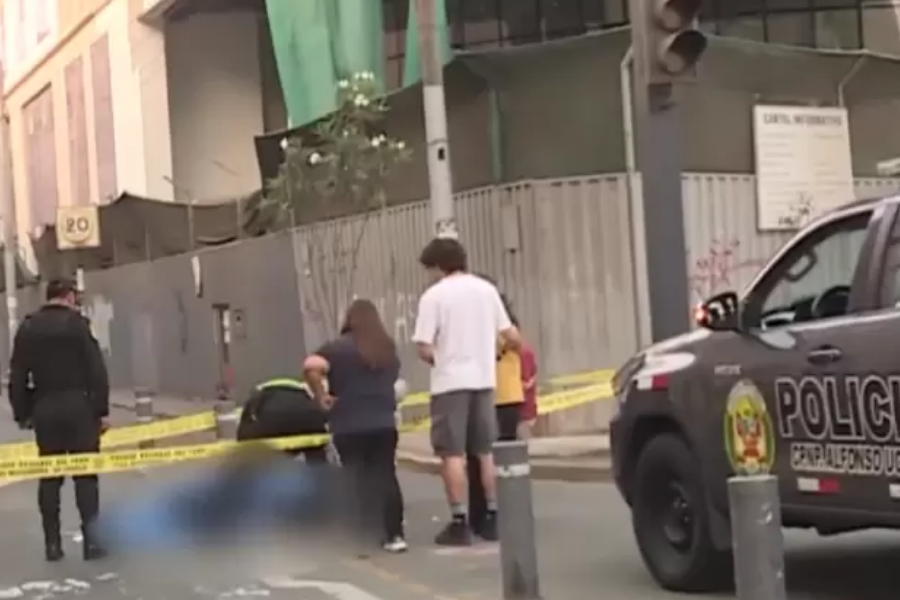 Joven murió en plena vía pública en Lima tras una discusión por celos que terminó en una trágica persecución.