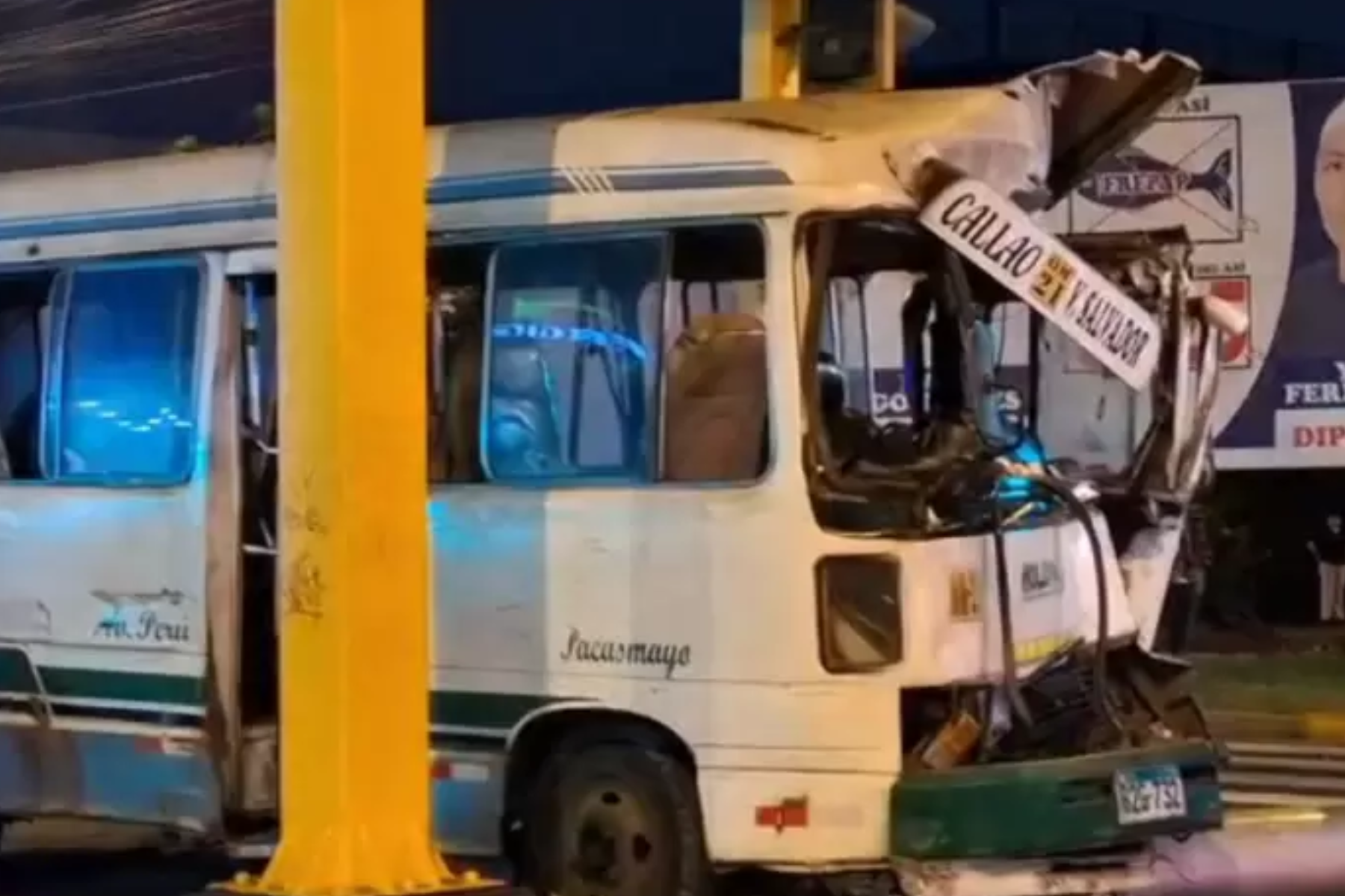Cúster terminó empotrada contra un poste en la avenida Argentina tras despiste que dejó al chofer herido.