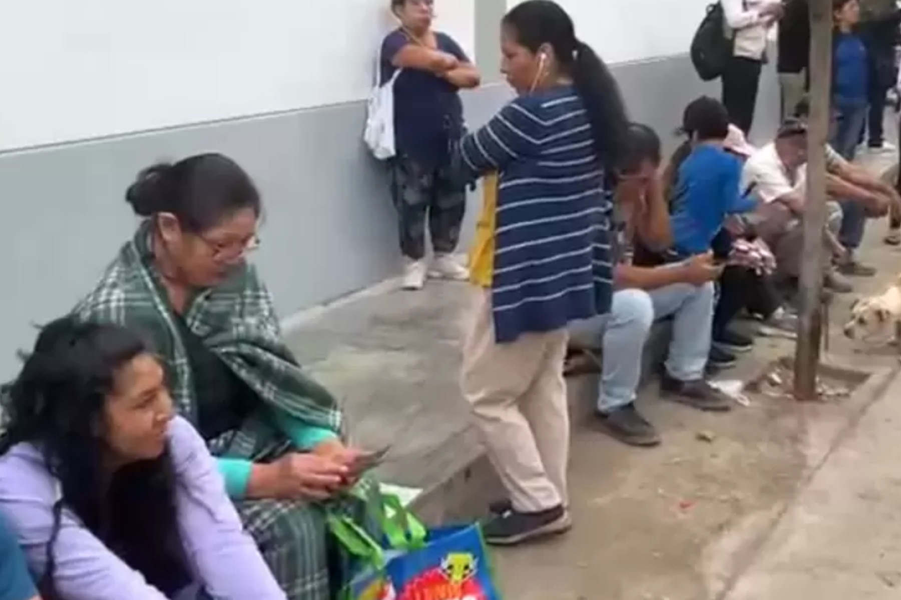 Caos y largas colas en el colegio Virgen de la Asunción, en San Juan de Miraflores, generaron malestar entre votantes durante la jornada electoral.