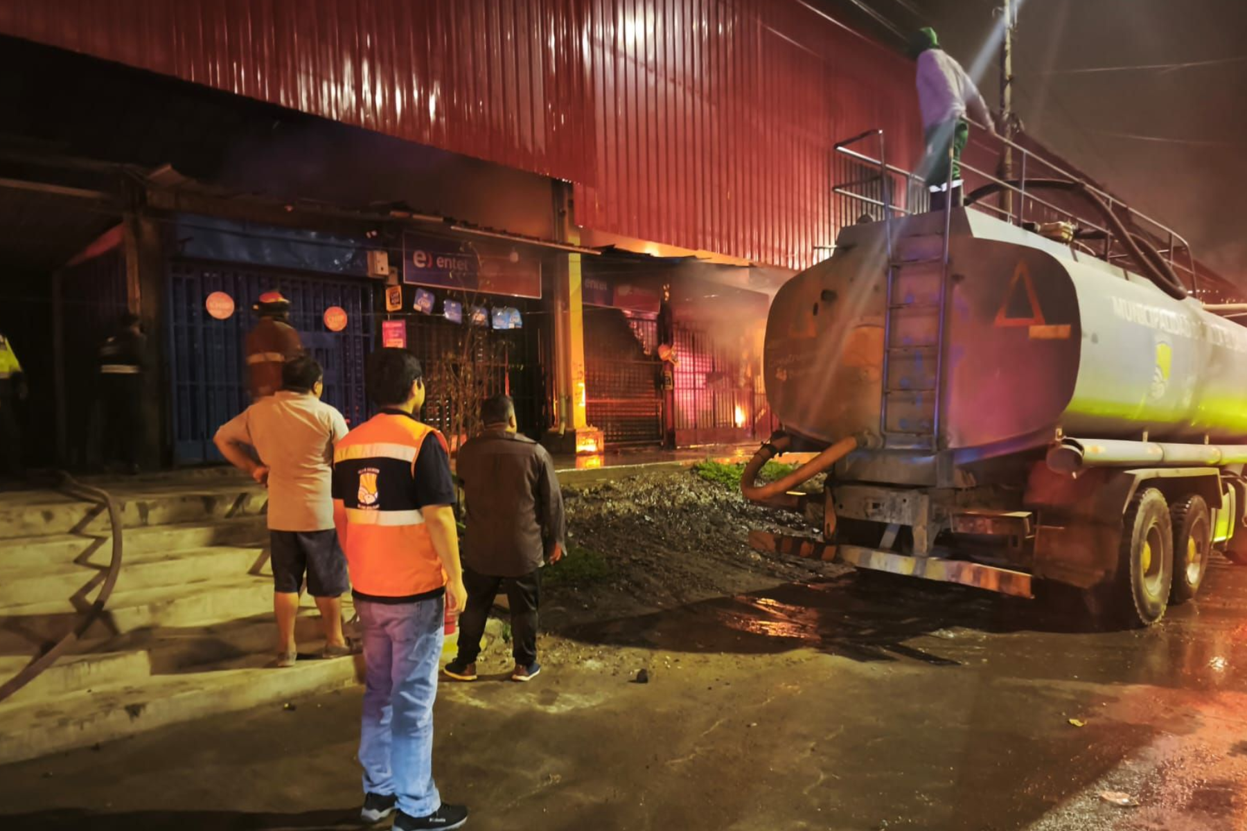 El siniestro movilizó a equipos de emergencia y vecinos, mientras el fuego arrasaba con varios puestos del mercado.