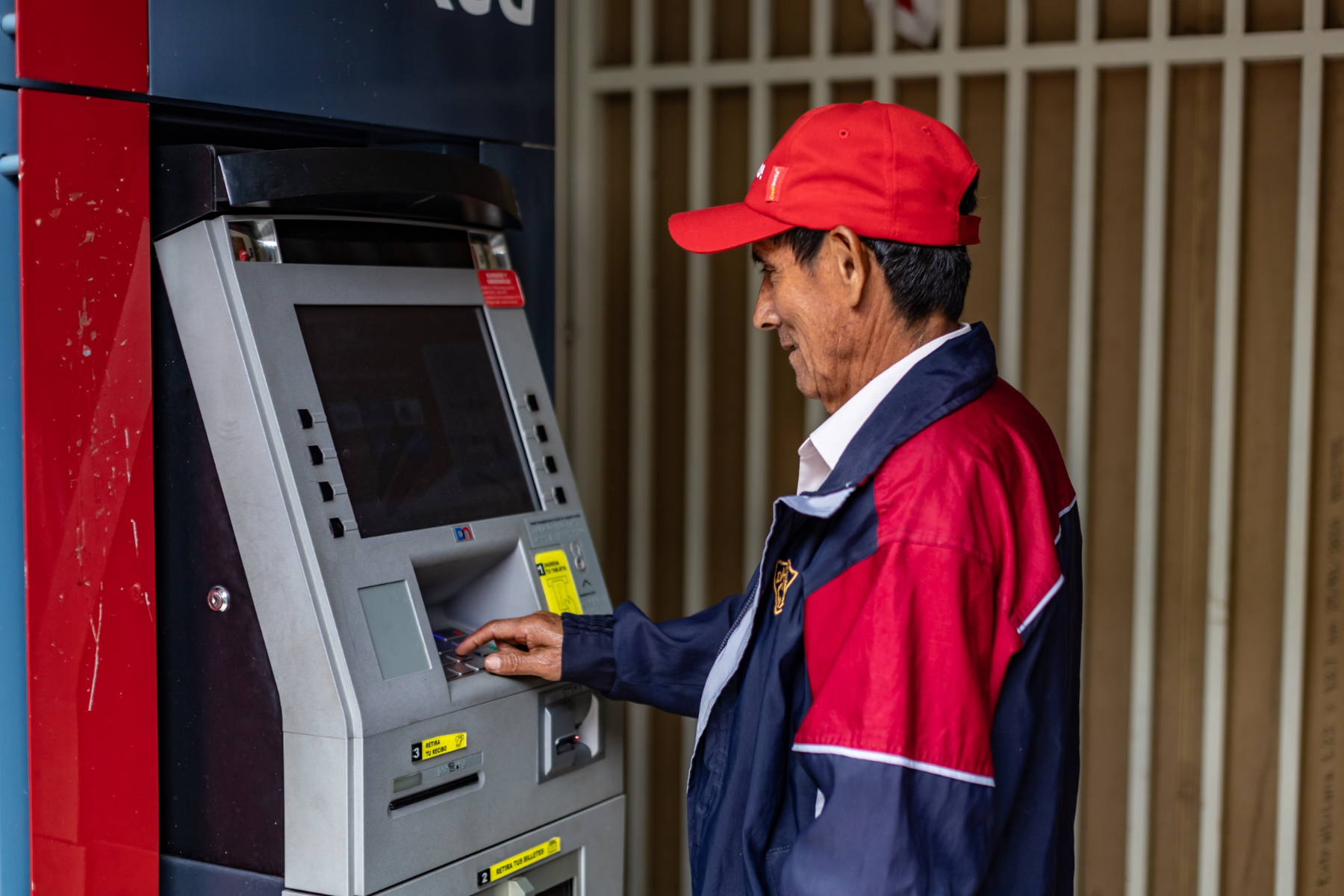 Adultos mayores de todo el país comenzarán a cobrar el apoyo económico de Pensión 65 desde junio.