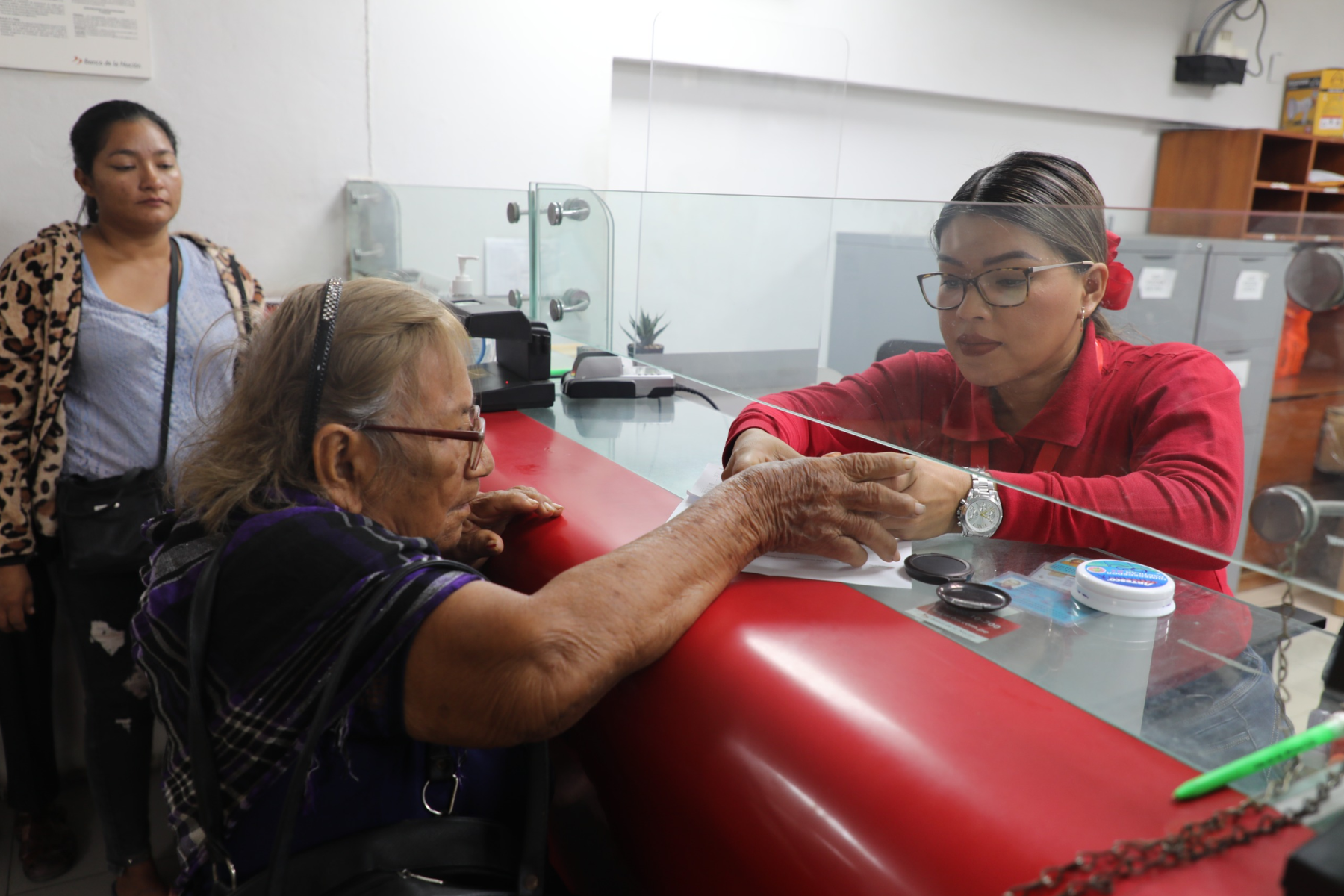Usuarios de Pensión 65 en Pucallpa actualizaron sus tarjetas de débito para acceder de manera más segura y eficiente a sus beneficios económicos.