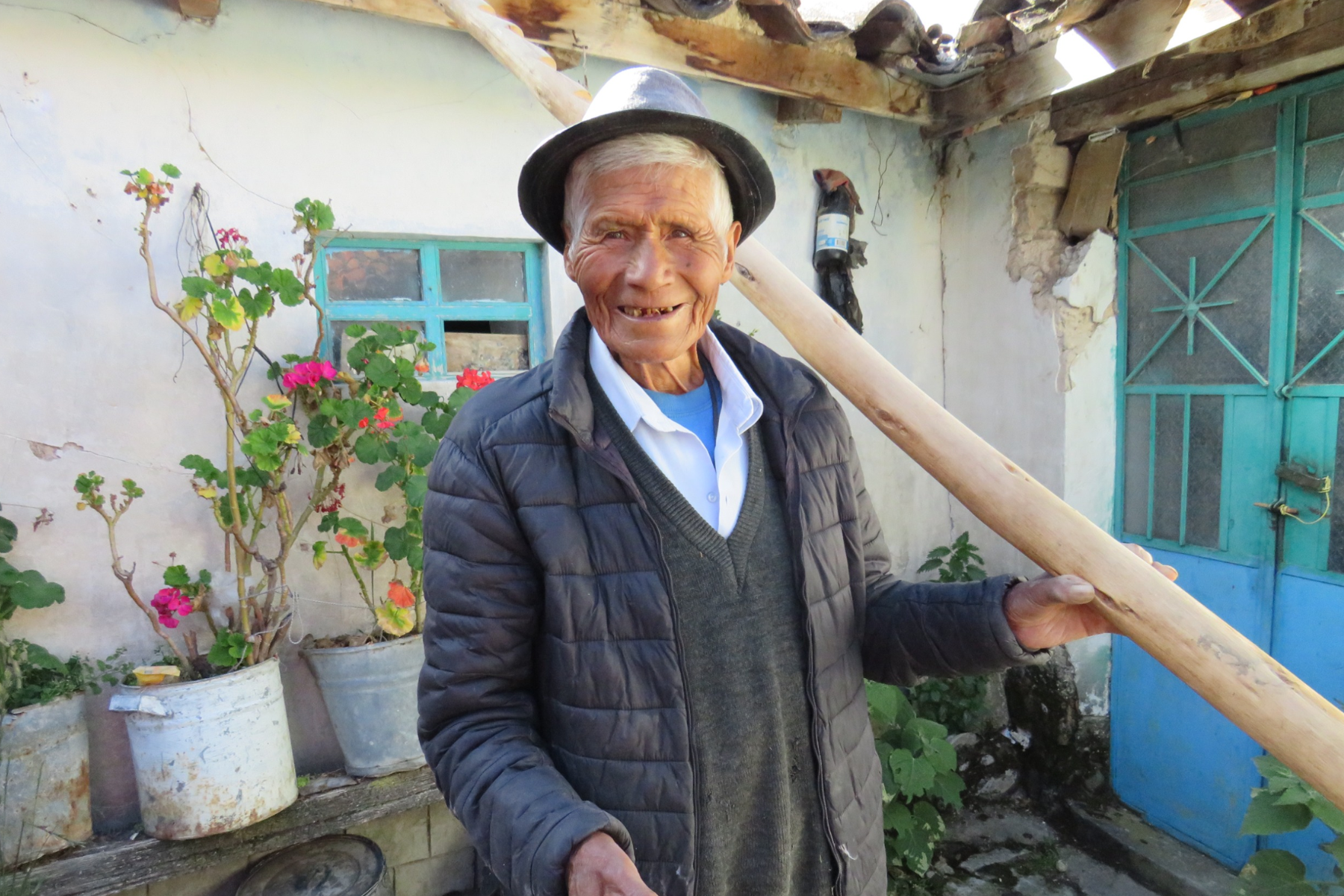 Don Félix Chucos Castro, usuario de Pensión 65, cumplió 88 años preservando la tradición ancestral de la yunta y compartiendo sus conocimientos agrícolas con las nuevas generaciones de su comunidad en Junín.