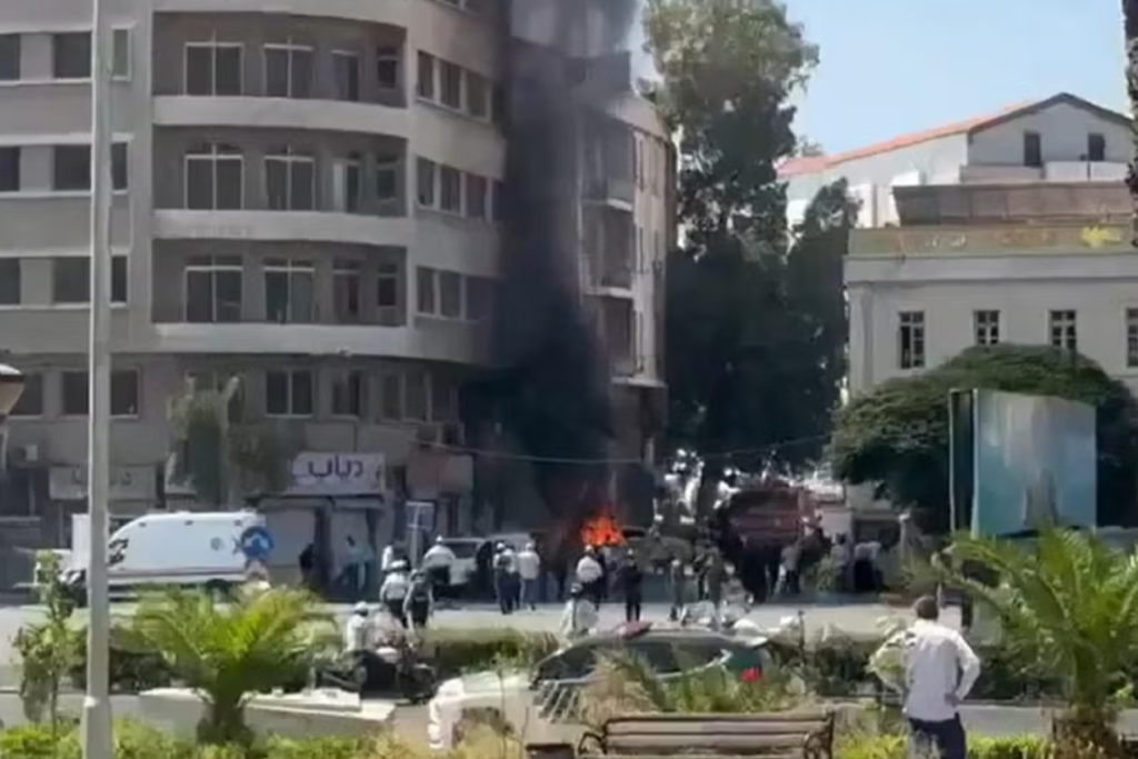 Las explosiones ocurrieron cerca del hotel donde se alojaba Emmanuel Macron durante su histórica visita oficial a Siria, dejando al menos 18 personas heridas.